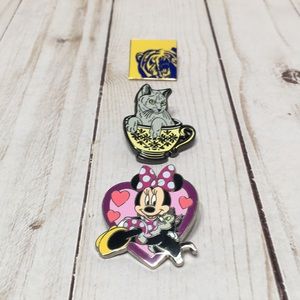 Minnie Mouse Bear Strike Gently Cat pins